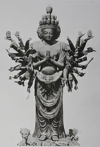 Kannon aux mille bras, debout. Vers 934. Bois coloré. H. 109,7&nbsp;cm (43,2&nbsp;in), Hosshō-ji, Kyoto.