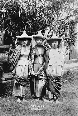 Trois femmes Sama-Bajau de Jolo, Sulu portant des "saruk", vers 1900