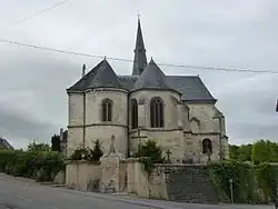 Chevet et monument aux morts.