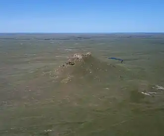 Photographie de Thunder Butte, entourée par la vaste plaine de l'Ouest de l'État.