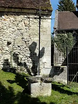 Calvaire, place Cassini, près de l'église Saint-Médard.