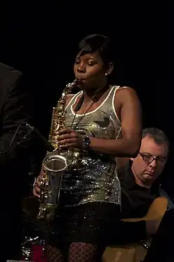 une Noire-Américaine joue du saxophone sur scène