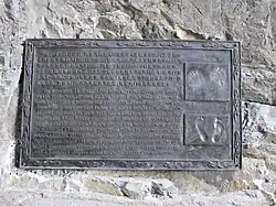 Plaque commémorant l'ascension du grimpeur français Alain Robert en 2007.