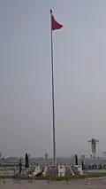 Le drapeau chinois, symboliquement gardé par un soldat sur la place.