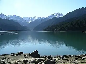 Vue du lac Tianchi avec, en arrière-plan à gauche, le pic Bogda.