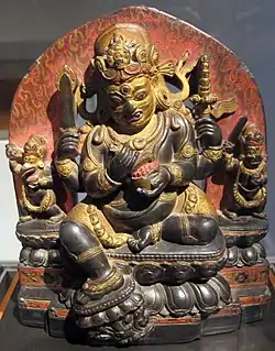 Outre les trois figures, le pied pendant de ce Mahakala tibétain du XIIe&nbsp;siècle a son propre trône