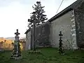 Croix et monuments à gauche de l'église Saint-Jean-Baptiste de Jaunac.