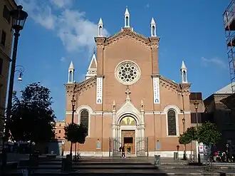 La façade de l'église.