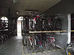 Abri à vélos dans la gare.