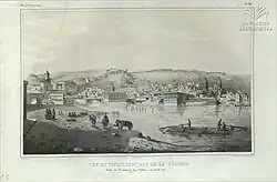 Dessin en noir et blanc d'une ville vue de loin.