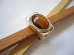 Une bague en argent ornée d'un cabochon d'œil-de-tigre.