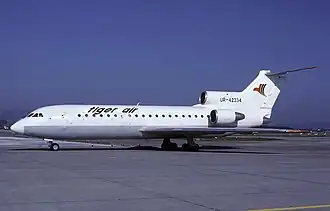 UR-42334, le Yakovlev Yak-42 impliqué dans l'accident, alors en service pour Tiger Air, ici à l'aéroport international de Zurich en août 1997.