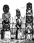 Des tiki maori (totems aux formes humanoïdes), gravure du XIXe siècle.
