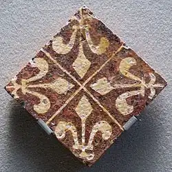 Carreau de pavement à quatre fleurs de lys. Musée du Louvre. XVe siècle