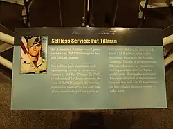 Plaque en hommage à l'engagement de Pat Tillman qui reprend son parcours avant d'indiquer qu'il est décédé dans une embuscade ennemie.