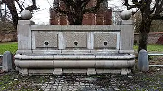 Fontaine offerte en 1921 par la Société nationale des filles de la Révolution américaine des États-Unis d'Amérique.