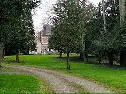 Le château vu depuis la grille.