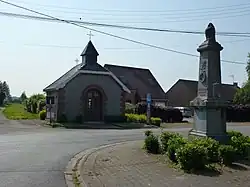 Chapelle du village avec monument aux morts.