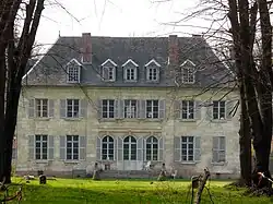 La façade est, avant l'incendie de 2013