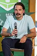 Tim Rozon interprète Doc Holliday.