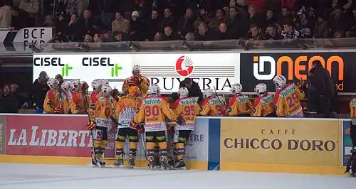 Au hockey sur glace.