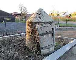 Blockhaus d'une place construit par les Allemands pour surveiller l'aiguillage de la voie ferrée toute proche.
