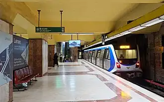 Quai central avec au centre une rangée de gros piliers, le sol et les piliers sont en marbre rouge et blanc avec des motifs géométriques