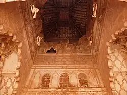 Vestiges de l'ancienne coupole des muqarnas devant le mihrab (photo de 2015).