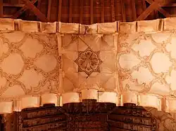 Sebka et autres motifs décoratifs sous l'un des arcs à lambrequins à côté du mihrab.