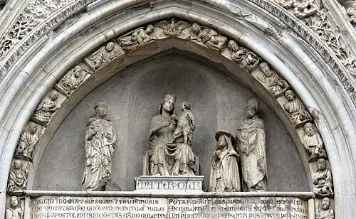 Sculptures d'Antonio Baboccio et Tino di Camaino dans le tympan de la lunette centrale.