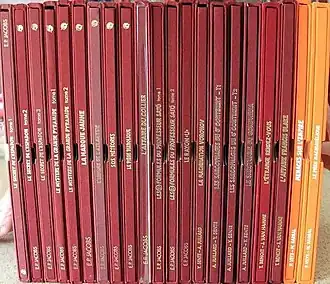 Photographie en couleurs montrant la tranche d'une série de bandes dessinées.