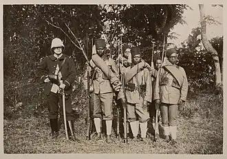 Tirailleurs malgaches avec un officier français, 1895-1900.