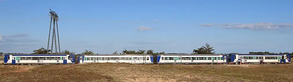 Un TER à quai en livrée TER institutionnel (2013).