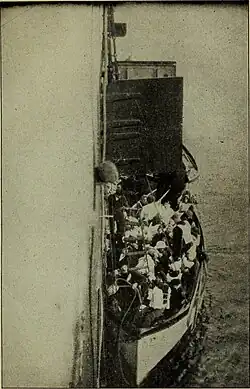 Le canot no&nbsp;12 atteint le Carpathia.