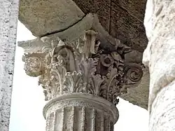 Chapiteau corinthien, originaire de Sicile (IVe / IIIe&nbsp;siècle AEC). Temple de Vesta (Tivoli), Ier&nbsp;siècle AEC.