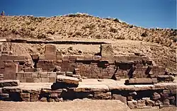 Vue d’une suite de ruines archéologiques de la civilisation de Tiwanaku.