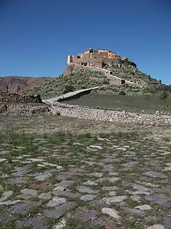 Au premier plan, une aire de battage.