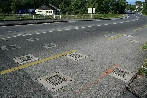 Obstacles antichars sur route près d'Aubonne : une fois les couvercles enlevés, des rails pouvaient y être placés à la verticales afin de bloquer la route.