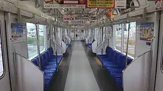 Intérieur avec des sièges longitudinaux.