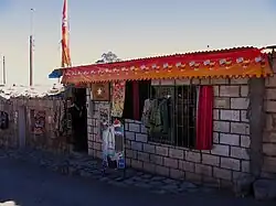 Toconao, boutique face à l'église San Lucas.