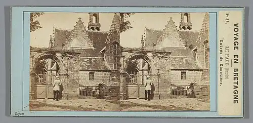 La porte de l'enclos. Des tombes sont visibles au-delà de la grille, et peut-être l'angle de l'ossuaire.