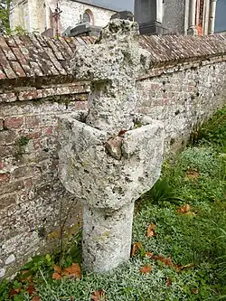 Le long du mur du cimetière.