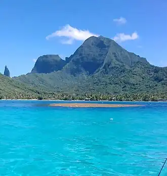 Vue du mont Tohiea depuis le lagon de Moorea, côte est.