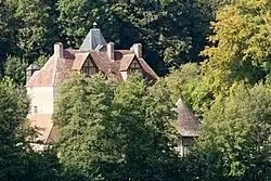 Une vue sur les toitures du manoir.
