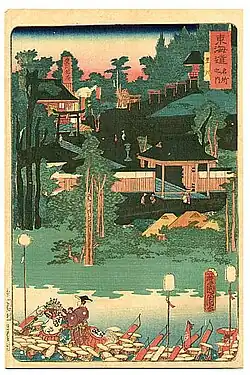 Scènes d'extérieur de simples structures, feuillage luxuriant et un lac.