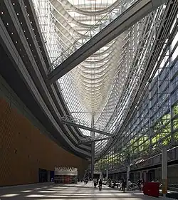 Intérieur de l'atrium du Tokyo International Forum
