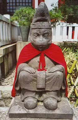 Statue de singe au sanctuaire Hie (Chiyoda) à Nagatachō, Tokyo, issu du culte Sannō (culte Hie). Considérés comme des messagers divins, ces singes remplacent les Komainu pour veiller sur le sanctuaire.