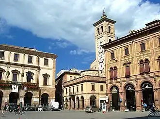 Tolentino, Ville historique du Traité napoléonien et des fresques médiévales du couvent saint Nicolas.