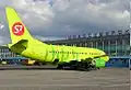 Boeing 737-400 de S7 Airlines à l'aéroport Tolmatchevo.