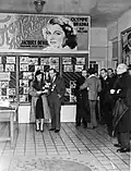 En 1939 à Budapest avec Klári Tolnay. Derrière eux, l'affiche d'un film inspiré d'une pièce de Jacques Deval, Say It in French&nbsp;(en), avec Olympe Bradna et Ray Milland